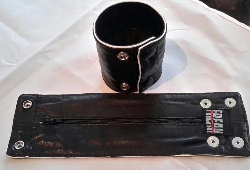 Wrist Wallet White Piping